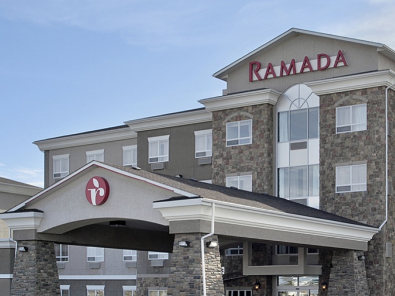 Ramada Stettler Exterior md 11 0 0